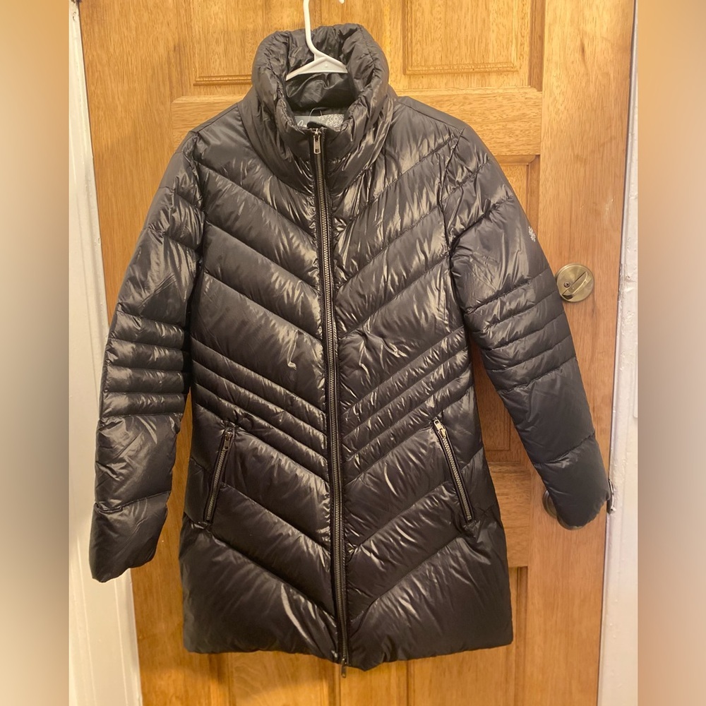 Black knee length puff light weight coat, size small, NWOT. No hood.